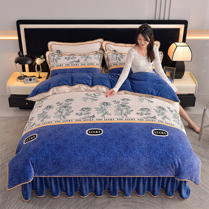 91家纺网 家纺一手货源 找家纺 佳品居 2025新款8斤床裙款牛奶绒四件套 花枝漫舞蓝