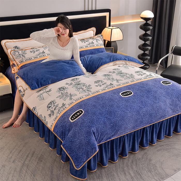 91家纺网 家纺一手货源 找家纺 佳品居 2025新款8斤床裙款牛奶绒四件套 花枝漫舞蓝