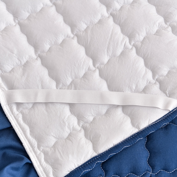 91家纺网 家纺一手货源 找家纺 艾裙海 2025新款90克磨毛夹棉绗缝床裙 藏青色