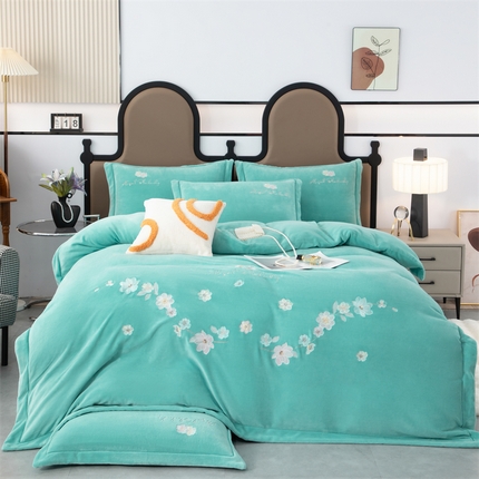 91家纺网 家纺一手货源 找家纺 优姿家纺 2025新款全消光10斤牛奶绒宽边绣花保暖四件套 花季-湖兰