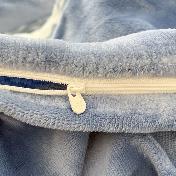 91家纺网 家纺一手货源 找家纺 绘萱家居 2025新款高克重雕花雕印纯色牛奶绒四件套双拼法莱绒珊瑚绒 爱意浓-蓝