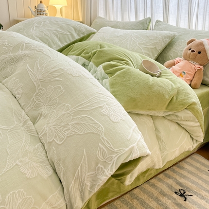 91家纺网 家纺一手货源 找家纺 （总）绘萱家居 2025新款高克重雕花雕印纯色牛奶绒四件套双拼法莱绒珊瑚绒