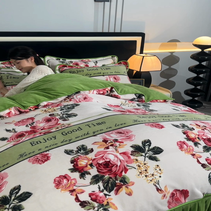 91家纺网 家纺一手货源 找家纺 佳品居 2025新款8斤床裙款牛奶绒四件套 浪漫花语