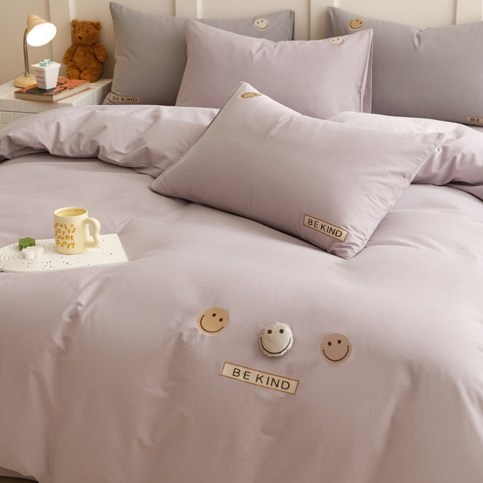 91家纺网 家纺一手货源 找家纺 艾莱家纺 2024新款全棉柔顺磨毛立体刺绣四件套--笑脸-星语 笑脸-紫色