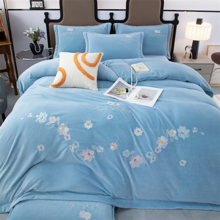 91家纺网 家纺一手货源 找家纺 优姿家纺 2025新款全消光10斤牛奶绒宽边绣花保暖四件套 花季-天空蓝