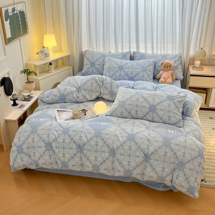 91家纺网 家纺一手货源 找家纺 绘萱家居 2025新款高克重雕花雕印纯色牛奶绒四件套双拼法莱绒珊瑚绒 雕印蝴蝶-浅兰