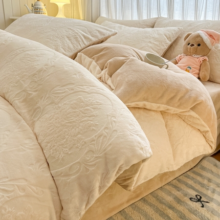 91家纺网 家纺一手货源 找家纺 （总）绘萱家居 2025新款高克重雕花雕印纯色牛奶绒四件套双拼法莱绒珊瑚绒