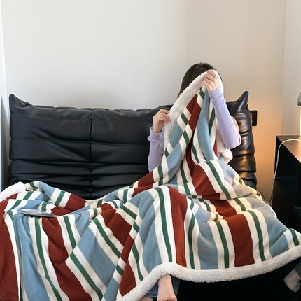 91家纺网 家纺一手货源 找家纺 （总）桃喜 2024新款牛奶绒羊羔绒条纹系列盖绒毛毯午休毯多功能毛毯-场景二