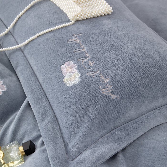 91家纺网 家纺一手货源 找家纺 优姿家纺 2025新款全消光10斤牛奶绒宽边绣花保暖四件套 花季-太空灰
