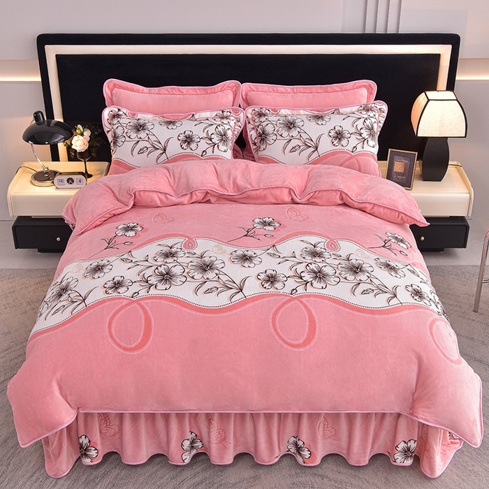 91家纺网 家纺一手货源 找家纺 佳品居 2025新款8斤床裙款牛奶绒四件套 蝶恋花粉