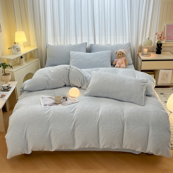 91家纺网 家纺一手货源 找家纺 绘萱家居 2025新款高克重雕花雕印纯色牛奶绒四件套双拼法莱绒珊瑚绒 芭蕉叶-浅兰