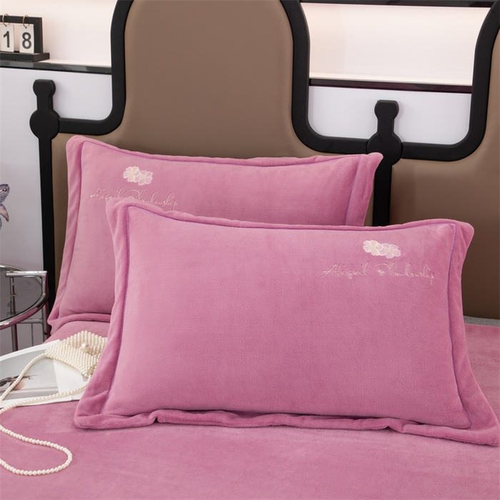 91家纺网 家纺一手货源 找家纺 优姿家纺 2025新款全消光10斤牛奶绒宽边绣花保暖四件套 花季-优雅紫