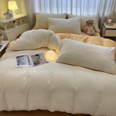 91家纺网 家纺一手货源 找家纺 绘萱家居 2025新款高克重雕花雕印纯色牛奶绒四件套双拼法莱绒珊瑚绒 华夫格-奶白橙