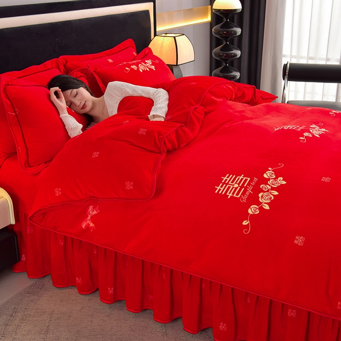 91家纺网 家纺一手货源 找家纺 佳品居 2025新款8斤床裙款牛奶绒四件套 千禧之恋