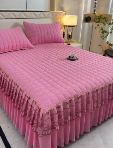 91家纺网 家纺一手货源 找家纺 艾裙海 2025新款90克磨毛夹棉绗缝床裙 粉色