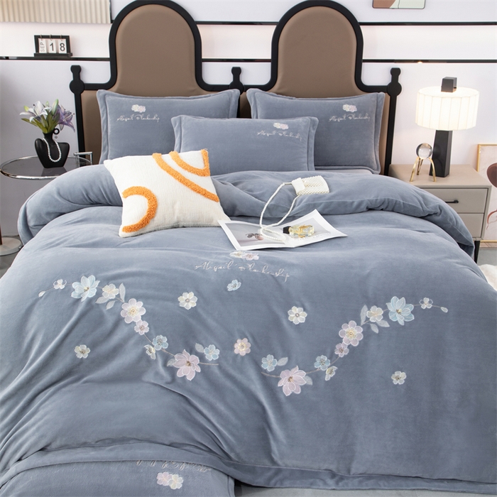 91家纺网 家纺一手货源 找家纺 优姿家纺 2025新款全消光10斤牛奶绒宽边绣花保暖四件套 花季-太空灰