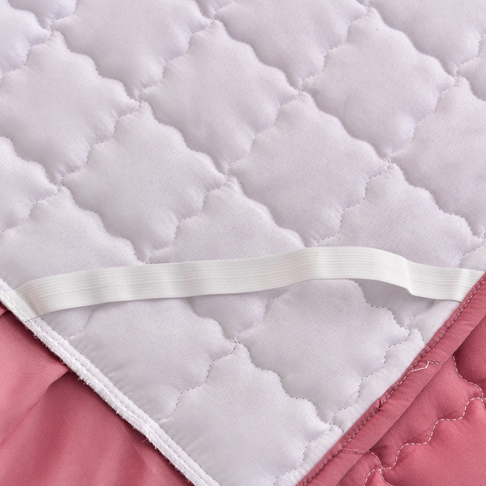 91家纺网 家纺一手货源 找家纺 艾裙海 2025新款90克磨毛夹棉绗缝床裙 豆沙红