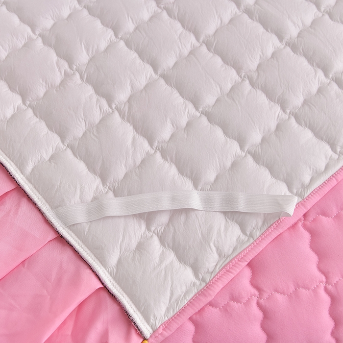 91家纺网 家纺一手货源 找家纺 艾裙海 2025新款90克磨毛夹棉绗缝床裙 粉色