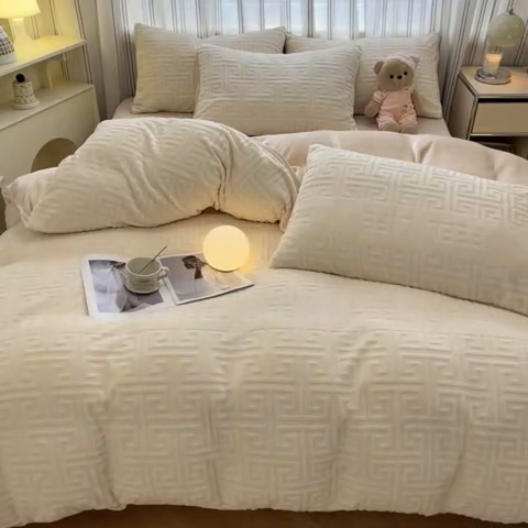 91家纺网 家纺一手货源 找家纺 绘萱家居 2025新款高克重雕花雕印纯色牛奶绒四件套双拼法莱绒珊瑚绒 回字格-奶白咖