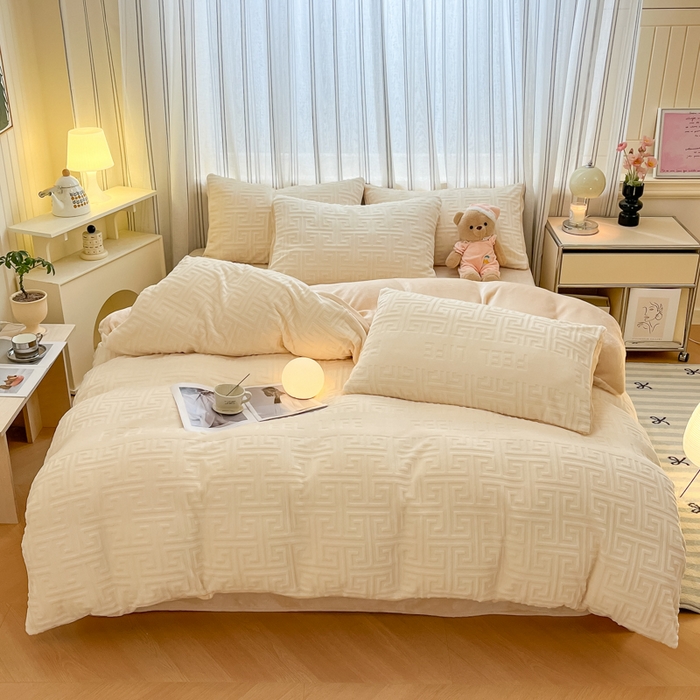 91家纺网 家纺一手货源 找家纺 绘萱家居 2025新款高克重雕花雕印纯色牛奶绒四件套双拼法莱绒珊瑚绒 回字格-奶白咖