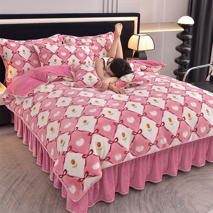 91家纺网 家纺一手货源 找家纺 佳品居 2025新款8斤床裙款牛奶绒四件套 露娜粉