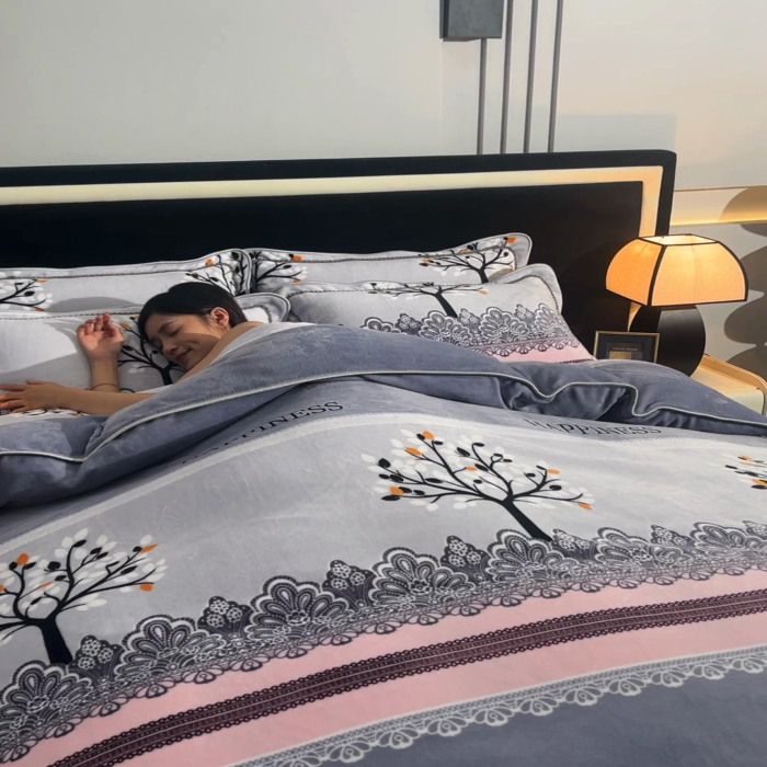 91家纺网 家纺一手货源 找家纺 佳品居 2025新款8斤床裙款牛奶绒四件套 幸福树