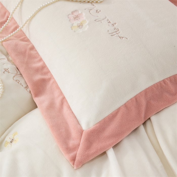 91家纺网 家纺一手货源 找家纺 优姿家纺 2025新款全消光10斤牛奶绒宽边绣花保暖四件套 花季-粉白