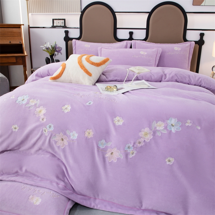 91家纺网 家纺一手货源 找家纺 优姿家纺 2025新款全消光10斤牛奶绒宽边绣花保暖四件套 花季-千代紫