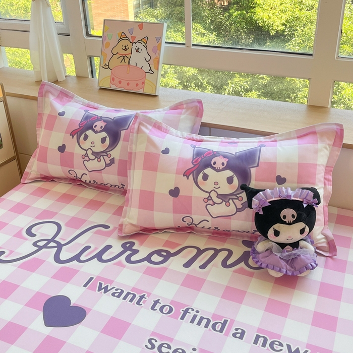 91家纺网 家纺一手货源 找家纺 博雅 2024新款三丽鸥全棉大版印花床笠系列 全棉大版-格子库洛米