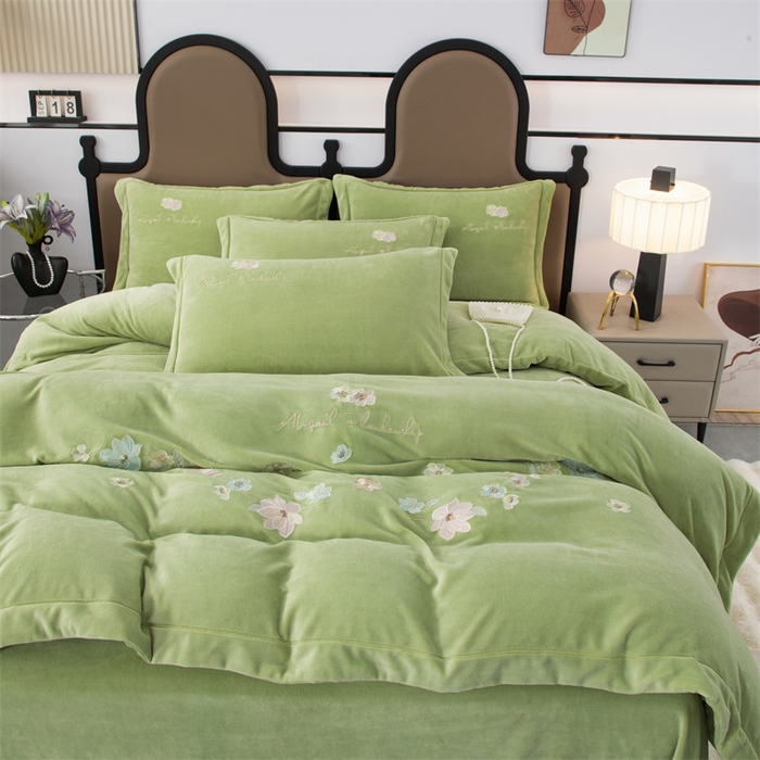 91家纺网 家纺一手货源 找家纺 优姿家纺 2025新款全消光10斤牛奶绒宽边绣花保暖四件套 花季-抹茶绿