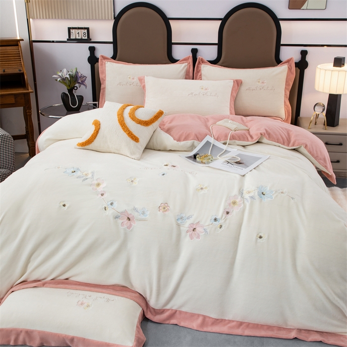 91家纺网 家纺一手货源 找家纺 优姿家纺 2025新款全消光10斤牛奶绒宽边绣花保暖四件套 花季-粉白