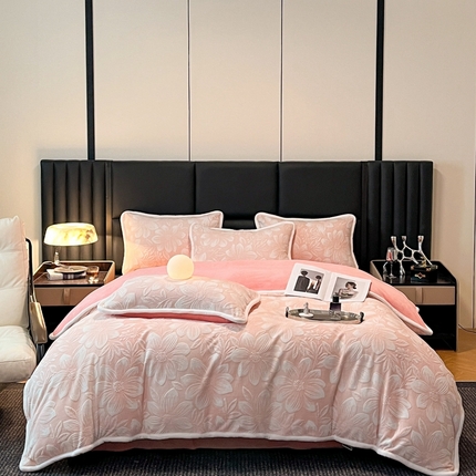 91家纺网 家纺一手货源 找家纺 诺梵 2025新款立体雕花绒四件套_控价标准高于149，加大高于159 温莎-浅粉