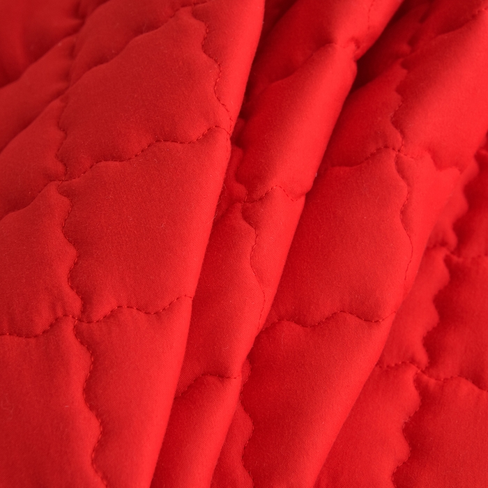 91家纺网 家纺一手货源 找家纺 艾裙海 2025新款90克磨毛夹棉绗缝床裙 大红色