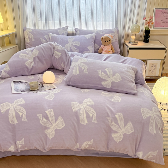 91家纺网 家纺一手货源 找家纺 绘萱家居 2025新款高克重雕花雕印纯色牛奶绒四件套双拼法莱绒珊瑚绒 蝴蝶公主