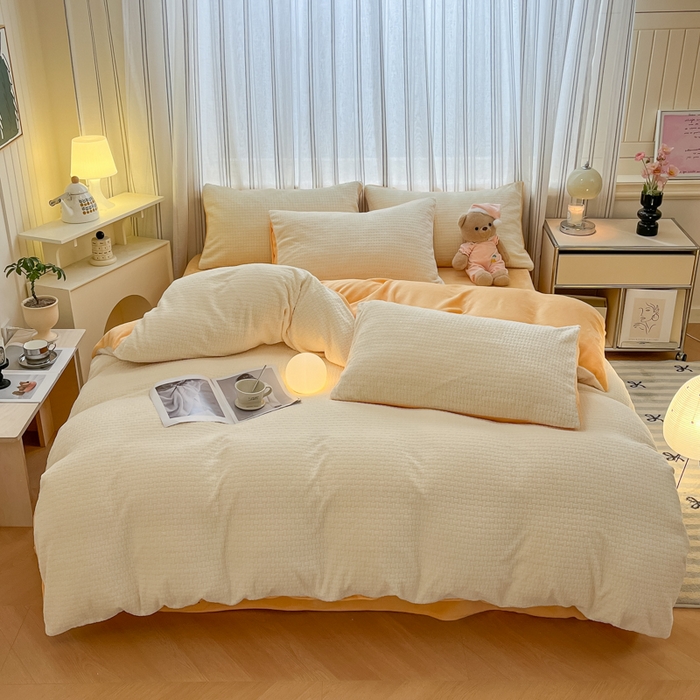 91家纺网 家纺一手货源 找家纺 绘萱家居 2025新款高克重雕花雕印纯色牛奶绒四件套双拼法莱绒珊瑚绒 华夫格-奶白橙