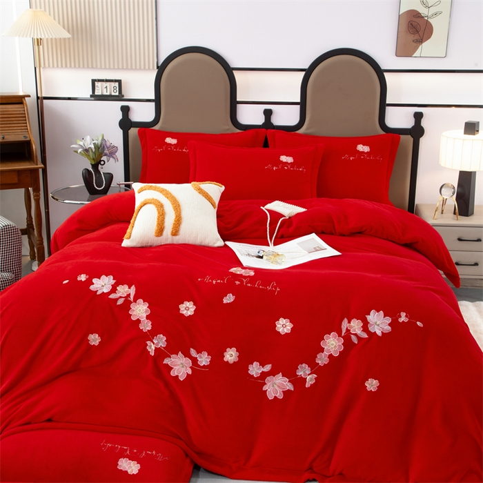 91家纺网 家纺一手货源 找家纺 优姿家纺 2025新款全消光10斤牛奶绒宽边绣花保暖四件套 花季-大红