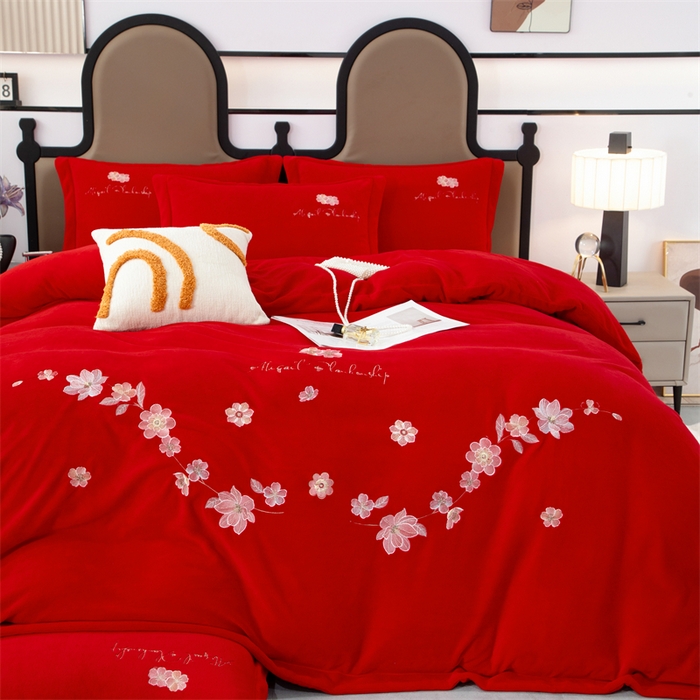 91家纺网 家纺一手货源 找家纺 优姿家纺 2025新款全消光10斤牛奶绒宽边绣花保暖四件套 花季-大红