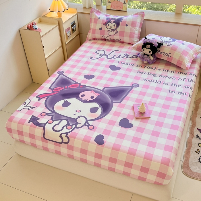 91家纺网 家纺一手货源 找家纺 博雅 2024新款三丽鸥全棉大版印花床笠系列 全棉大版-格子库洛米