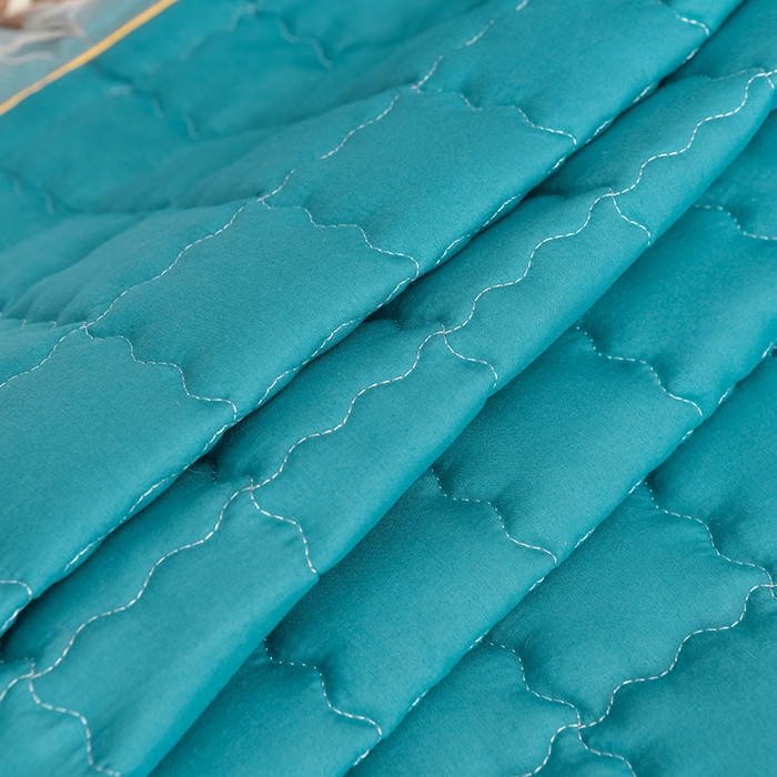 91家纺网 家纺一手货源 找家纺 艾裙海 2025新款90克磨毛夹棉绗缝床裙 宝蓝色