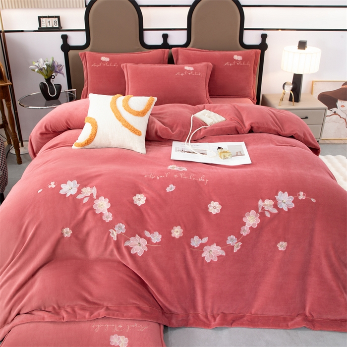 91家纺网 家纺一手货源 找家纺 优姿家纺 2025新款全消光10斤牛奶绒宽边绣花保暖四件套 花季-豆沙红