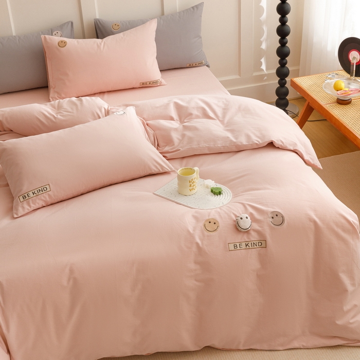 91家纺网 家纺一手货源 找家纺 艾莱家纺 2024新款全棉柔顺磨毛立体刺绣四件套--笑脸-星语 笑脸-沐粉