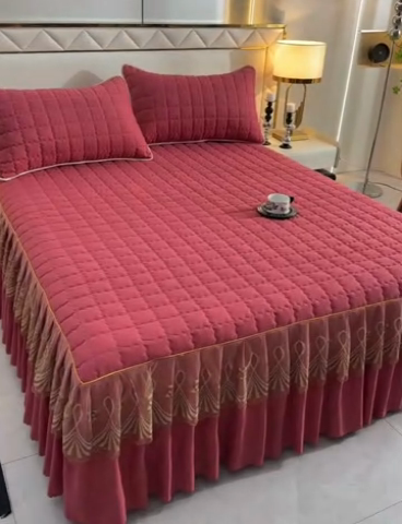 91家纺网 家纺一手货源 找家纺 艾裙海 2025新款90克磨毛夹棉绗缝床裙 豆沙红