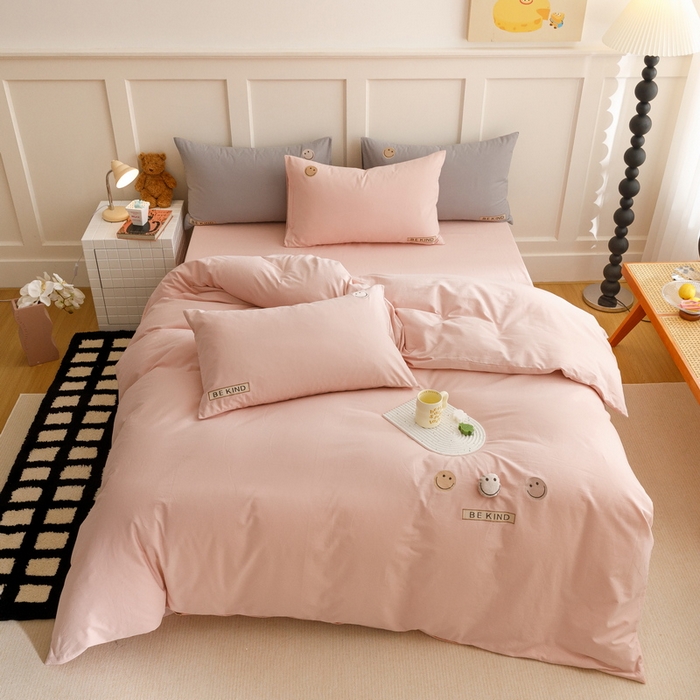 91家纺网 家纺一手货源 找家纺 艾莱家纺 2024新款全棉柔顺磨毛立体刺绣四件套--笑脸-星语 笑脸-沐粉