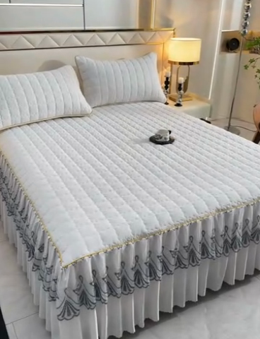 91家纺网 家纺一手货源 找家纺 艾裙海 2025新款90克磨毛夹棉绗缝床裙 米白色