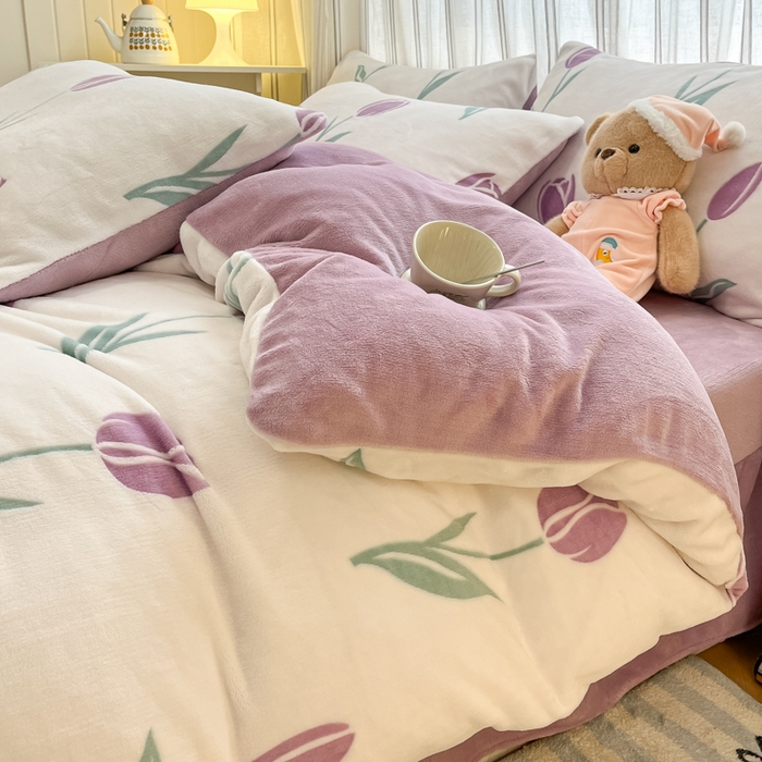 91家纺网 家纺一手货源 找家纺 绘萱家居 2025新款高克重雕花雕印纯色牛奶绒四件套双拼法莱绒珊瑚绒 雕印郁金香-紫