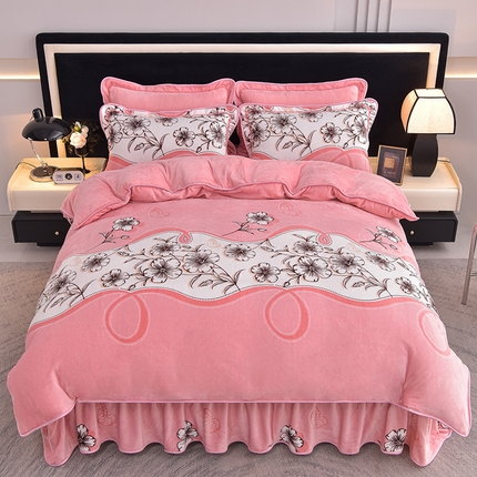 91家纺网 家纺一手货源 找家纺 佳品居 2025新款8斤床裙款牛奶绒四件套 蝶恋花粉