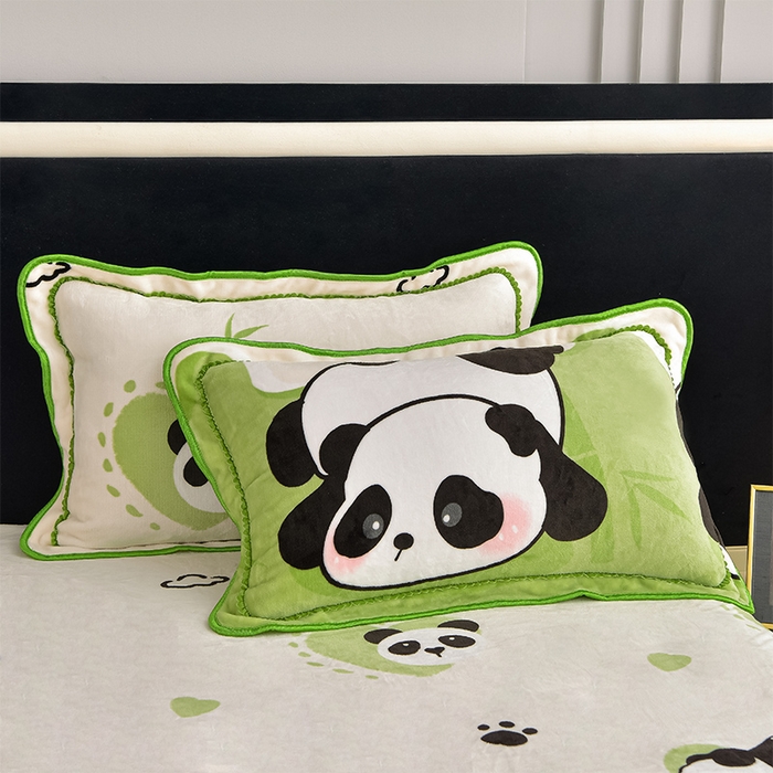 91家纺网 家纺一手货源 找家纺 佳品居 2025新款8斤床裙款牛奶绒四件套 呆萌熊猫