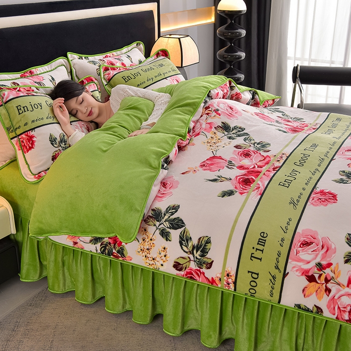 91家纺网 家纺一手货源 找家纺 佳品居 2025新款8斤床裙款牛奶绒四件套 浪漫花语