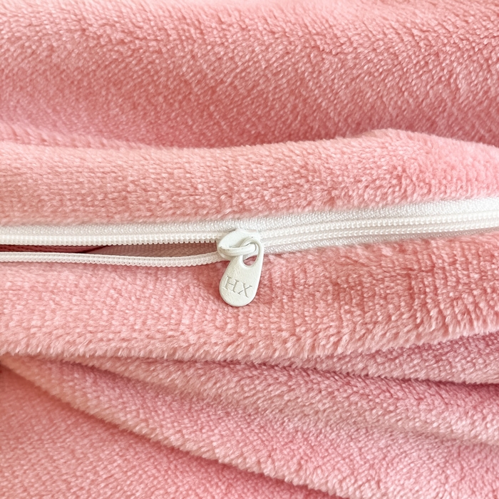 91家纺网 家纺一手货源 找家纺 绘萱家居 2025新款高克重雕花雕印纯色牛奶绒四件套双拼法莱绒珊瑚绒 雕印蝴蝶-浅粉