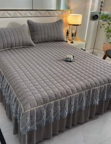 91家纺网 家纺一手货源 找家纺 艾裙海 2025新款90克磨毛夹棉绗缝床裙 浅灰色